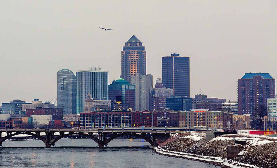 Des Moines, IA: Morning Skyline - Des Moines, Iowa - Winter on the Des Moines River (24805016620) (cropped)